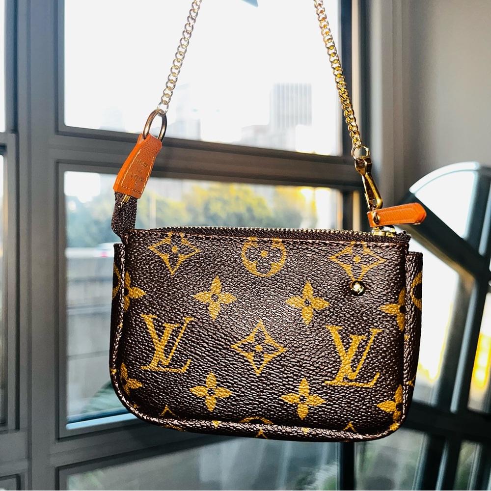 Louis Vuitton: Wardrobe Trunks Travel Patches Limited Edition Mini Pochette Bag - Picture 6 of 14